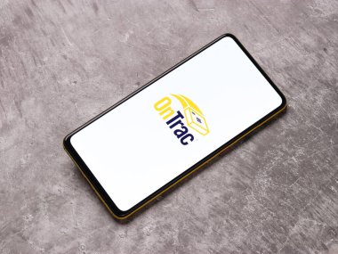 Assam, Hindistan - 15 Kasım 2020: Telefon ekranında Ontrac logosu.