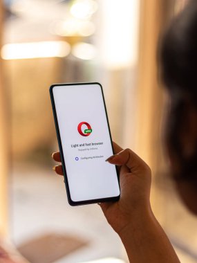 Assam, Hindistan - 9 Temmuz 2020: Opera mini hızlı ve hafif bir web tarayıcı.