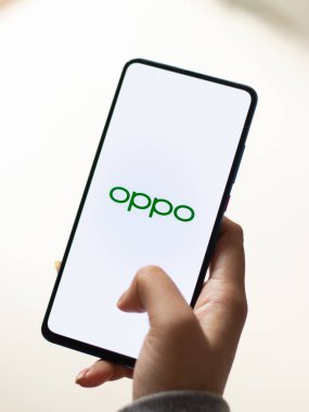 Assam, Hindistan - 15 Ocak 2020: Telefon ekranı görüntüsünde Oppo logosu.
