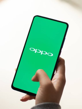 Assam, Hindistan - 15 Ocak 2020: Telefon ekranı görüntüsünde Oppo logosu.