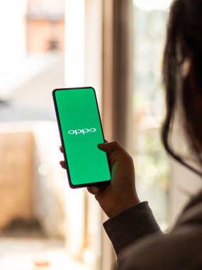 Assam, Hindistan - 15 Ocak 2020: Telefon ekranı görüntüsünde Oppo logosu.