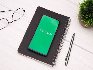 Assam, Hindistan - 15 Ocak 2020: Telefon ekranı görüntüsünde Oppo logosu.