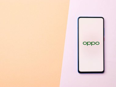 Assam, Hindistan - 15 Ocak 2020: Telefon ekranı görüntüsünde Oppo logosu.