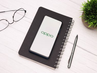 Assam, Hindistan - 15 Ocak 2020: Telefon ekranı görüntüsünde Oppo logosu.