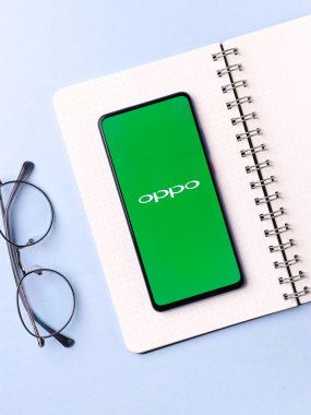 Assam, Hindistan - 15 Ocak 2020: Telefon ekranı görüntüsünde Oppo logosu.