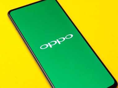 Assam, Hindistan - 15 Ocak 2020: Telefon ekranı görüntüsünde Oppo logosu.