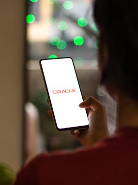 Assam, Hindistan - 15 Kasım 2020: Telefon ekranında Kahin logosu.