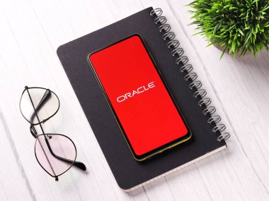 Assam, Hindistan - 15 Kasım 2020: Telefon ekranında Kahin logosu.