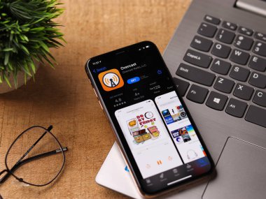 Assam, Hindistan - 30 Mart 2021: Telefon ekranı görüntüsünde bulutlu logo.