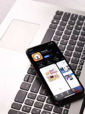 Assam, Hindistan - 30 Mart 2021: Telefon ekranı görüntüsünde bulutlu logo.