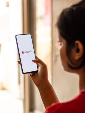 Assam, Hindistan - 19 Nisan 2021: Telefon ekranı görüntüsünde aşırı stok logosu.