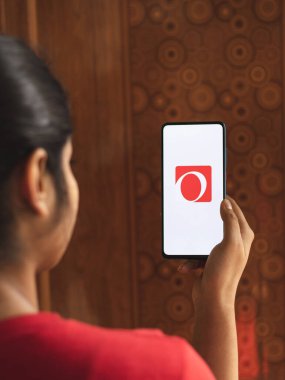 Assam, Hindistan - 19 Nisan 2021: Telefon ekranı görüntüsünde aşırı stok logosu.