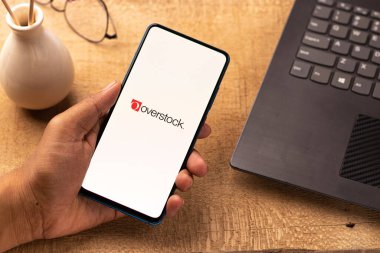 Assam, Hindistan - 19 Nisan 2021: Telefon ekranı görüntüsünde aşırı stok logosu.