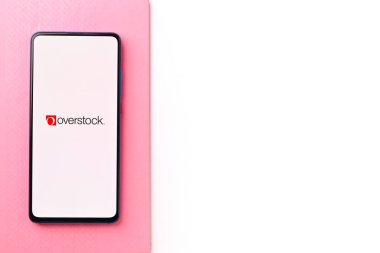 Assam, Hindistan - 19 Nisan 2021: Telefon ekranı görüntüsünde aşırı stok logosu.