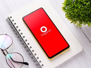 Assam, Hindistan - 24 Eylül 2020: Telefon ekranında oksijen işletim sistemi logosu.