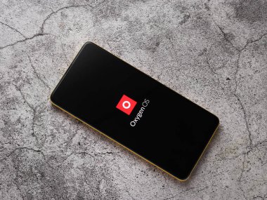 Assam, Hindistan - 24 Eylül 2020: Telefon ekranında oksijen işletim sistemi logosu.