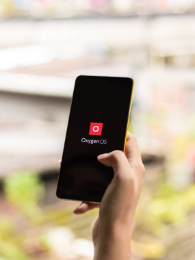 Assam, Hindistan - 24 Eylül 2020: Telefon ekranında oksijen işletim sistemi logosu.