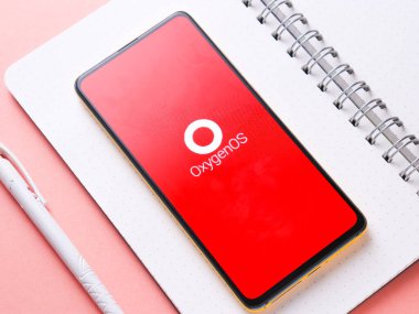 Assam, Hindistan - 24 Eylül 2020: Telefon ekranında oksijen işletim sistemi logosu.