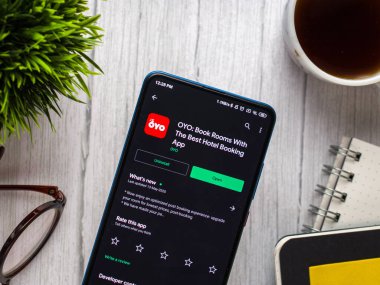 Assam, Hindistan - 6 Ağustos 2021: Telefon ekranında Oyo logosu.