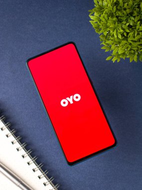 Assam, Hindistan - 6 Ağustos 2021: Telefon ekranında Oyo logosu.