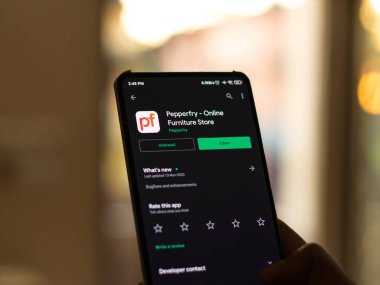 Assam, Hindistan - 29 Kasım 2020: Telefon ekranında Pepperfry logosu.