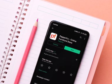 Assam, Hindistan - 29 Kasım 2020: Telefon ekranında Pepperfry logosu.