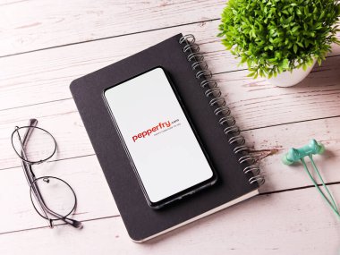 Assam, Hindistan - 29 Kasım 2020: Telefon ekranında Pepperfry logosu.