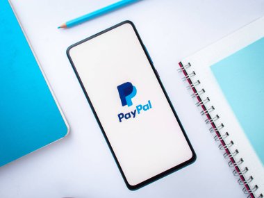 Batı Bangal, Hindistan - 21 Eylül 2021: Telefon ekranında Paypal logosu.