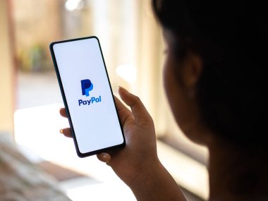 Batı Bangal, Hindistan - 21 Eylül 2021: Telefon ekranında Paypal logosu.