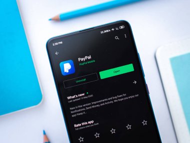 Batı Bangal, Hindistan - 21 Eylül 2021: Telefon ekranında Paypal logosu.