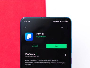 Batı Bangal, Hindistan - 21 Eylül 2021: Telefon ekranında Paypal logosu.