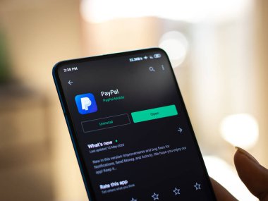 Batı Bangal, Hindistan - 21 Eylül 2021: Telefon ekranında Paypal logosu.