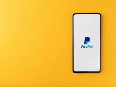 Batı Bangal, Hindistan - 21 Eylül 2021: Telefon ekranında Paypal logosu.