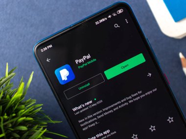 Batı Bangal, Hindistan - 21 Eylül 2021: Telefon ekranında Paypal logosu.
