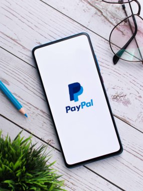 Batı Bangal, Hindistan - 21 Eylül 2021: Telefon ekranında Paypal logosu.