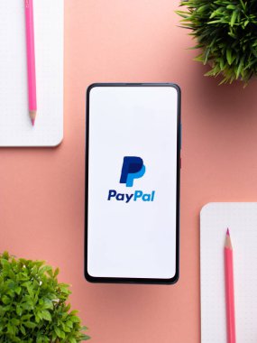 Batı Bangal, Hindistan - 21 Eylül 2021: Telefon ekranında Paypal logosu.