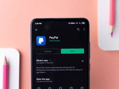 Batı Bangal, Hindistan - 21 Eylül 2021: Telefon ekranında Paypal logosu.