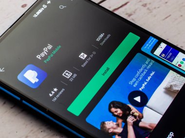 Batı Bangal, Hindistan - 21 Eylül 2021: Telefon ekranında Paypal logosu.