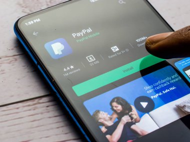 Batı Bangal, Hindistan - 21 Eylül 2021: Telefon ekranında Paypal logosu.
