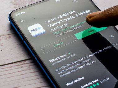 West Bangal, Hindistan - 21 Ağustos 2021: Telefon ekranında Paytm uygulaması logosu.