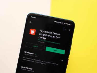 Assam, Hindistan - 14 Temmuz 2020: Paytm alışveriş merkezi çevrimiçi alışveriş uygulaması.