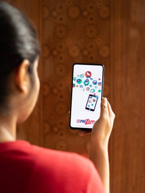 Assam, Hindistan - 10 Mart 2021: Telefon ekranında Payzapp logosu.
