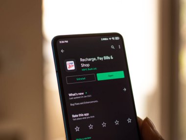 Assam, Hindistan - 10 Mart 2021: Telefon ekranında Payzapp logosu.