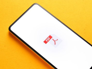 Assam, Hindistan - 24 Eylül 2020: Telefon ekranı görüntüsünde PDF logosu.