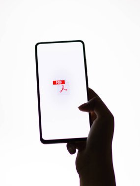 Assam, Hindistan - 24 Eylül 2020: Telefon ekranı görüntüsünde PDF logosu.