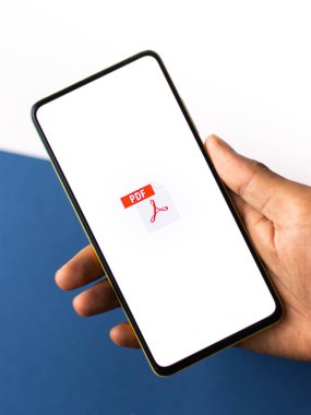 Assam, Hindistan - 24 Eylül 2020: Telefon ekranı görüntüsünde PDF logosu.