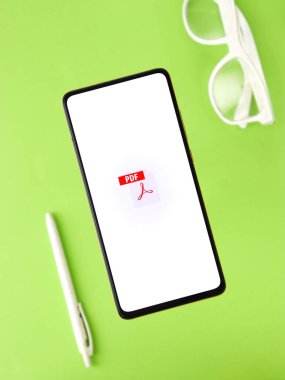 Assam, Hindistan - 24 Eylül 2020: Telefon ekranı görüntüsünde PDF logosu.