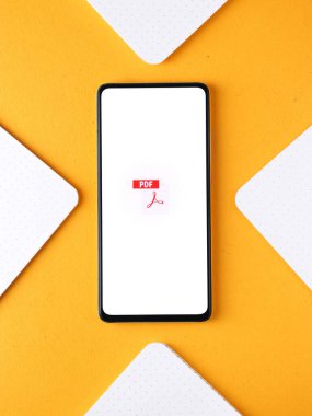 Assam, Hindistan - 24 Eylül 2020: Telefon ekranı görüntüsünde PDF logosu.