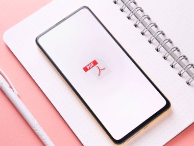 Assam, Hindistan - 24 Eylül 2020: Telefon ekranı görüntüsünde PDF logosu.