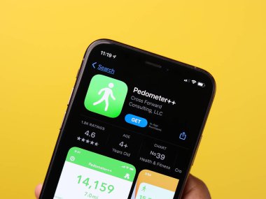 Assam, Hindistan - 30 Mart 2021: Telefon ekranında adım sayacı + + + logo.